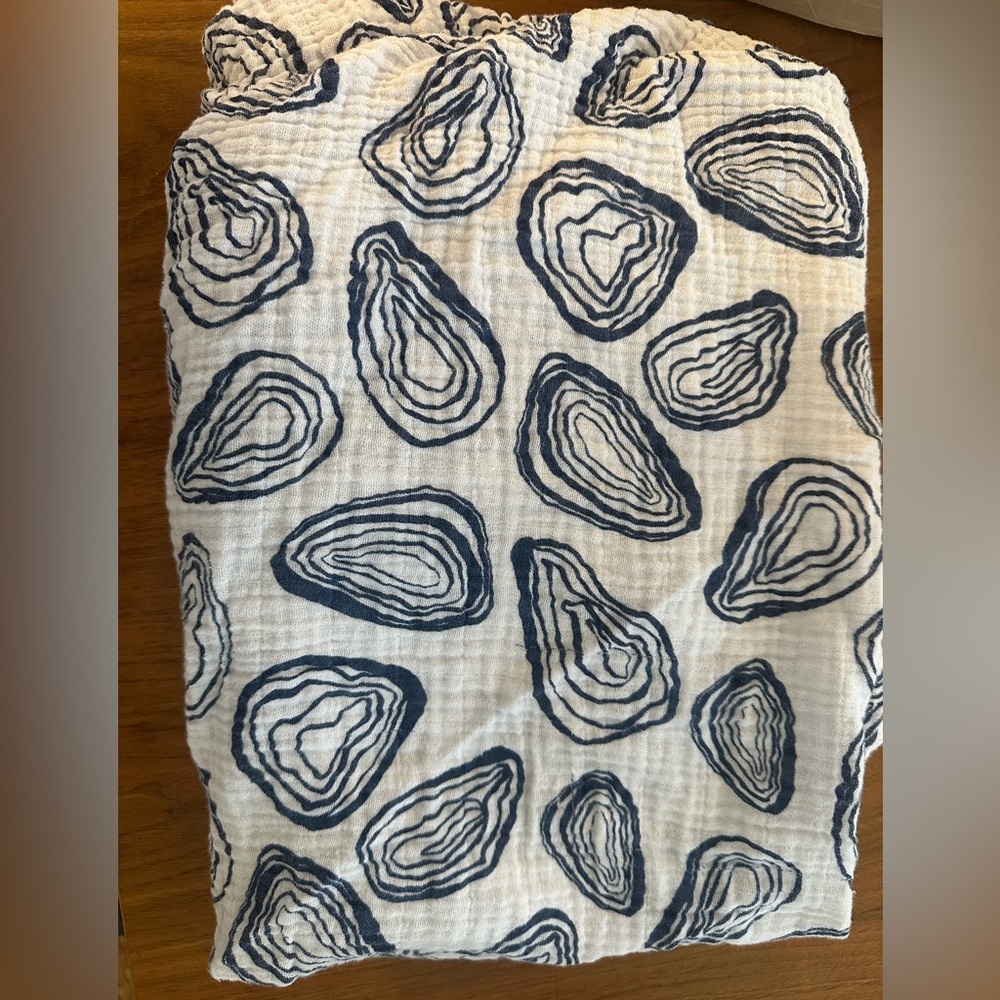 Lewis home oyster print crib sheet